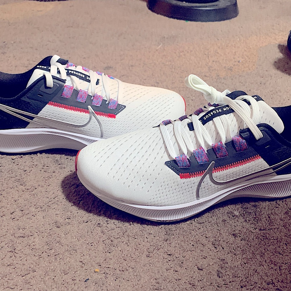 Women’s Nike Air Zoom Pegasus 38 ⚡️Size 8.5 🌟 New in box ✨ wht/silver/blk